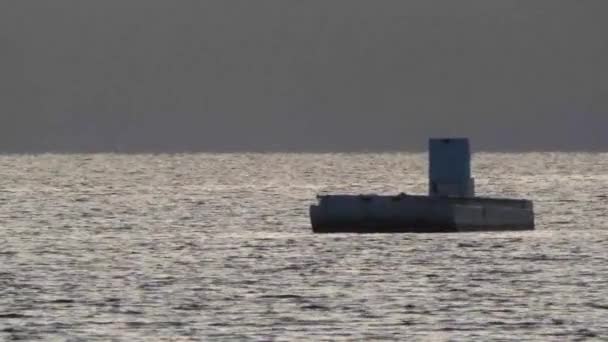 Pequeño buque utilizado en la cría de ostras en aguas grises de invierno — Vídeo de stock