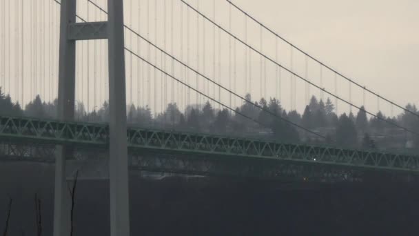 Trafik och vind stormig dag längs sidan av bron — Stockvideo