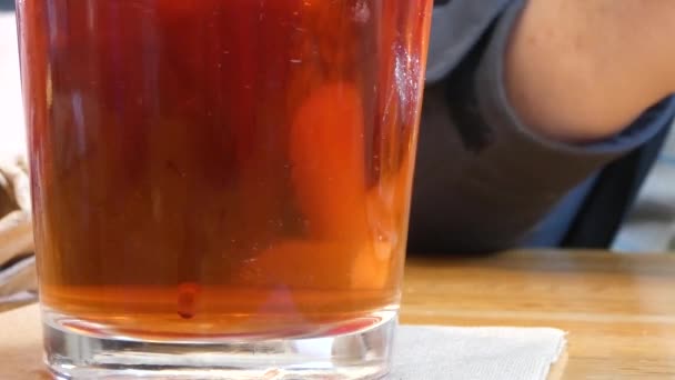 Sweetner in iced tea stirred up with clear straw — Stock Video