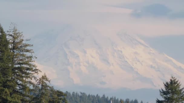 Гора Рейнер с облаками, снежно движущимися мимо — стоковое видео