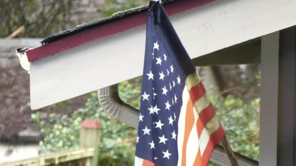 Amerikanska flaggan på sidan av ett hus — Stockvideo