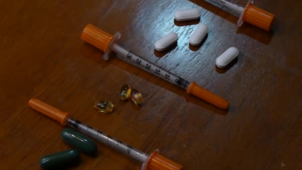 Лекарства, выложенные на стол — стоковое видео