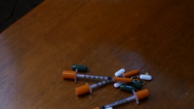 Pills bir masada bir şırınga