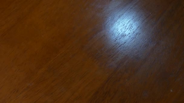 Deixando cair seringas em uma mesa — Vídeo de Stock