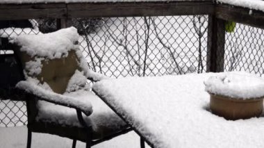 Kış aylarında öğleden sonra kalın kar kaplı veranda seti