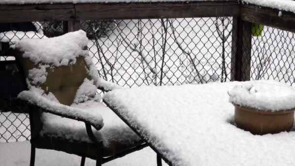 Patio set bedekt met dikke sneeuw op de middag in de winter — Stockvideo