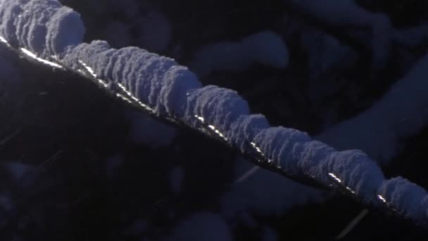 Ηλεκτρική γραμμή τεντωμένο το χειμώνα με το χιόνι συσσωρεύονται — Αρχείο Βίντεο