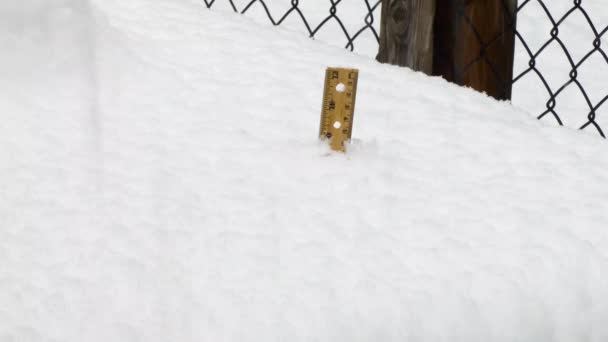 Neve che cade su 12 pollici righello sul tavolo esterno — Video Stock