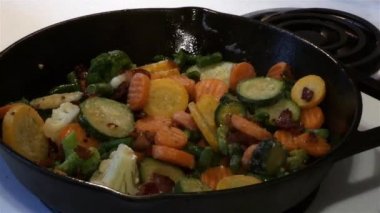 bir dökme demir tavası içinde vegies ve yağ