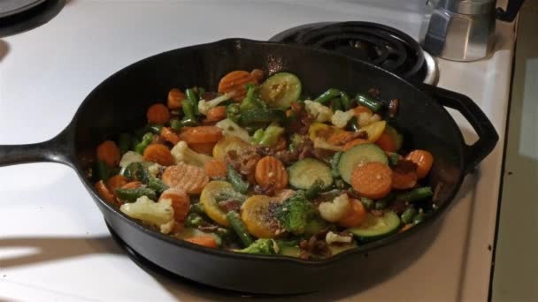 Condimento verduras picadas en una sartén — Vídeo de stock