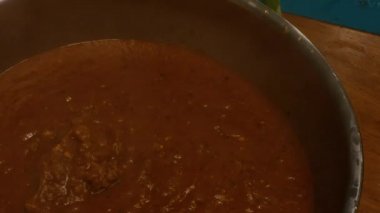 ahşap masada kırmızı sos bir pot karıştırma