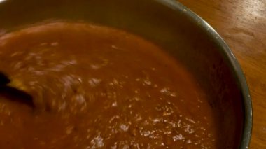 Yaşlı el Gümüş pot kırmızı sos pot kıpırdanırken