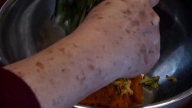 gümüş bir kase içine rendelenmiş zukini ekleme