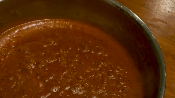 Vapeur provenant du pot de sauce marinara sur la table — Video