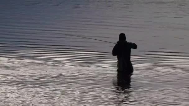 Homme mouche pêche dans l'eau — Video