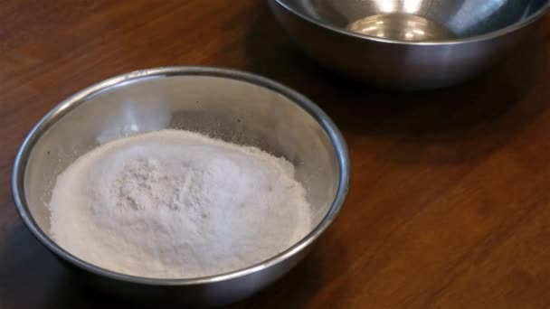 Adding baking soda into a mixture — Stock Video