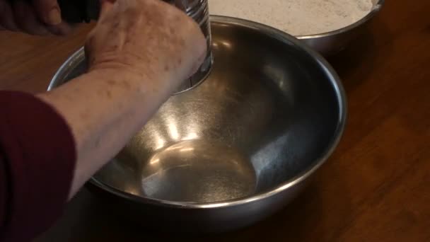 Пожилая женщина, открывающая жестянку — стоковое видео