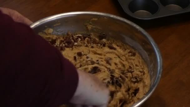 Перемешивание смеси с орехами — стоковое видео