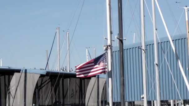 Bandera americana ondeando en líneas de mástiles en veleros — Vídeo de stock