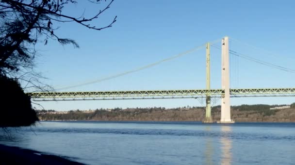 Puget ljud strömmar under Tacoma smalnar bro — Stockvideo