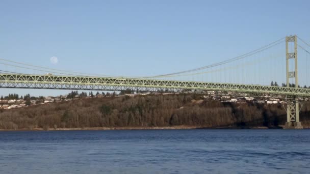 Caixa caminhão e carros viajam ao longo do tacoma estreita ponte — Vídeo de Stock