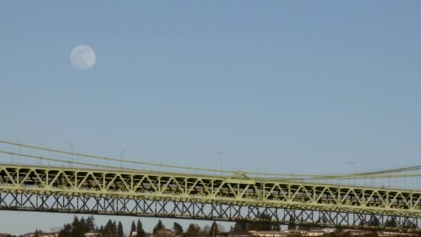 Nahaufnahme von Tacoma verengt Brücke mit großem Mond — Stockvideo