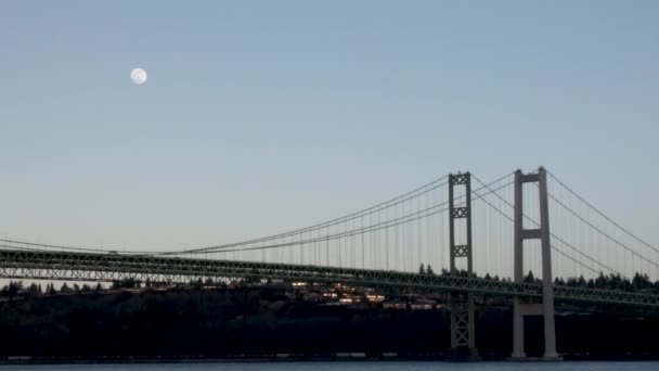 Wieczorem światło i księżyc nad Tacoma zwęża — Wideo stockowe
