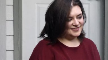 verandada oturan genç kadın üzerine bakar ve kıkırdıyor