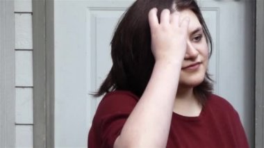 kadın verandada fırça saç geriye oturan ve gülümsüyor