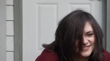 gülümseyen kadın kahverengi saç geri itti