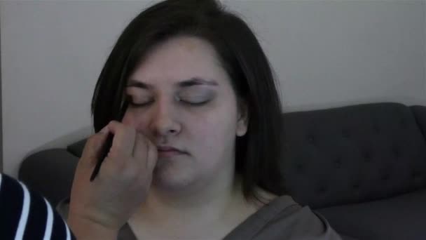 Sombra de ojos beige cepillado sobre la mujer joven — Vídeo de stock