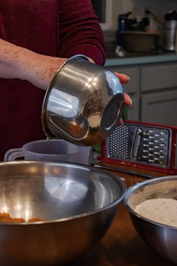 Büyükanne ile bir kase diğer bir kase içinde onun elinde