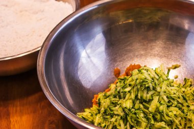 Gümüş bir kase kabak üstüne rendelenmiş kabak püresi