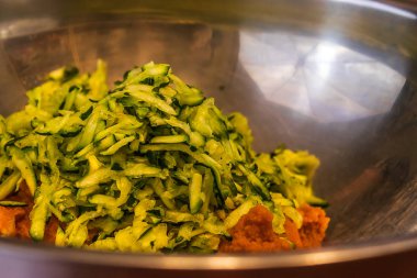 bir gümüş kupa kabak ile rendelenmiş kabak püresi