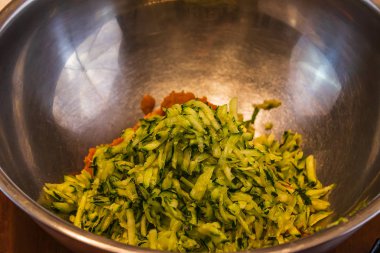 Gümüş bir kase kabak üstüne rendelenmiş kabak püresi