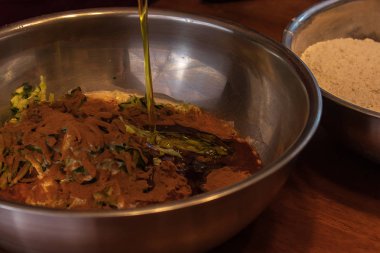 diğer malzemeleri bir kabın içine zeytinyağı dökülür