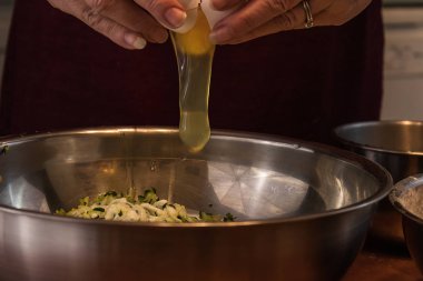 Kabak ile bir kase içine çiğ yumurta bırakarak eller