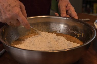 ekleme ve bir kase içine unu karıştırma