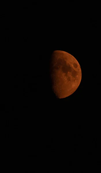 黒い空に赤い半月を覆う煙 — ストック写真