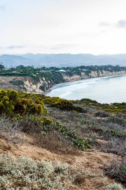 uzak dağlar ve bitkiler ile Körfez ciff görünümü