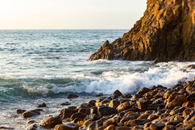 gündoğumu ile Shoreline kayalar üzerinde dalga kırma 