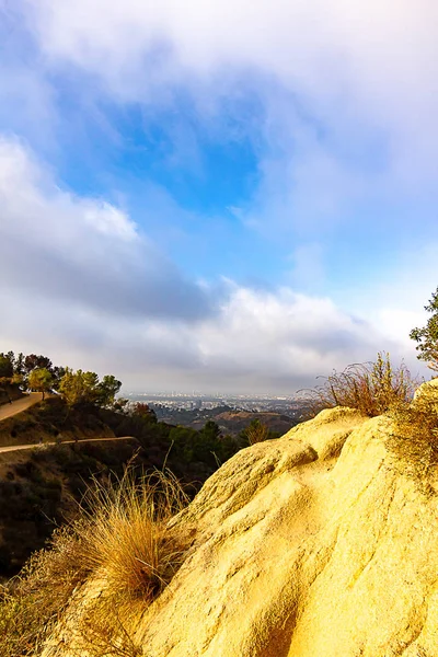 Vista a la ladera de senderos desde una gran roca — Foto de Stock