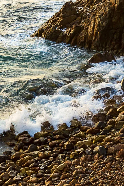 Vista de falésia da onda do oceano quebrando na costa rochosa — Fotografia de Stock