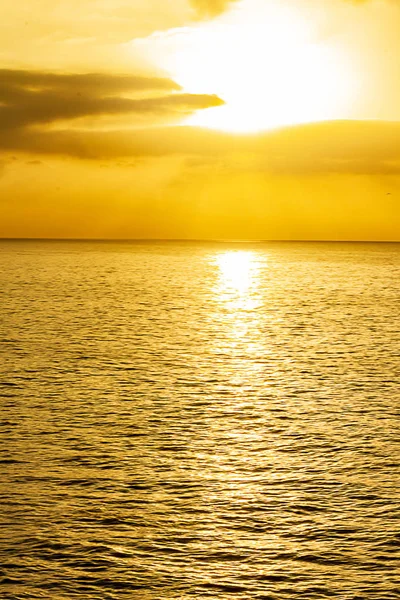 Oceano Pacífico expandido com nascer do sol, raios solares, cloouds — Fotografia de Stock