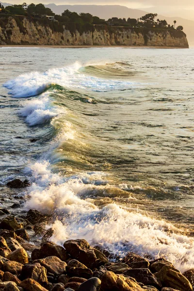 Gündoğumu ile Shoreline kayalar üzerinde dalga kırma — Stok fotoğraf