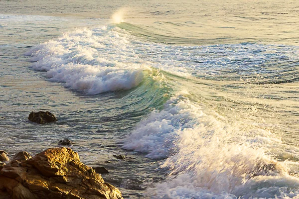 Vague mousseuse étincelante se brisant au lever du soleil — Photo