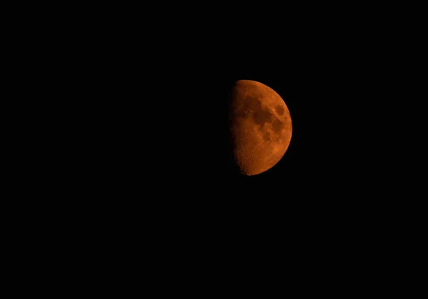 Demi-lune rouge fumé sur ciel noir — Photo