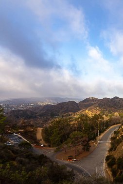 Yol aşağıdaki şehirden tepeler içine lider 