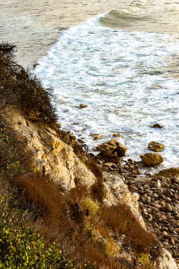 Cliffside kayalık kıyı üzerinde dalga beyaz köpük