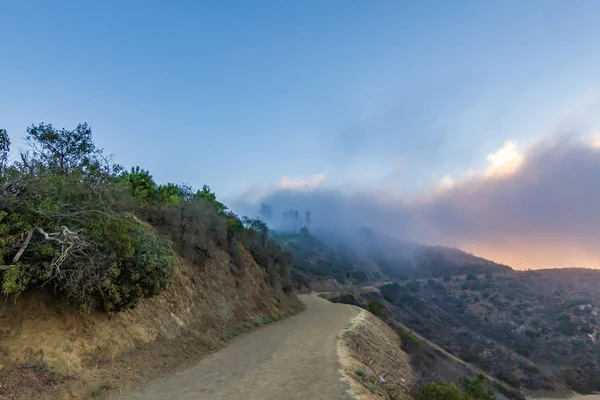 Лос-Анджелес Хиллсайд туристическая тропа на рассвете — стоковое фото